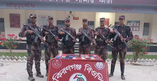 চাঁপাইনবাবগঞ্জ সীমান্তে ২৯টি ভারতীয় স্মার্টফোন উদ্ধার